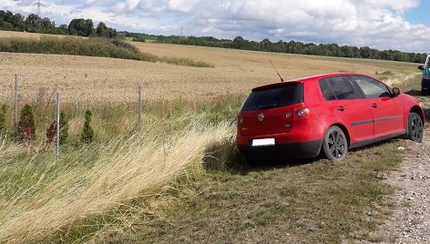 Kauno rajone nuo kelio nulėkęs „VW Golf“