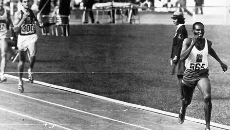 Jimas Ryunas bergždžiai vejasi Kipchoge Keino 1500 m distancijoje