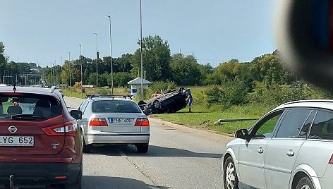 Klaipėdoje, Liepų gatvėje, penktadienio popietę vertėsi automobilis.