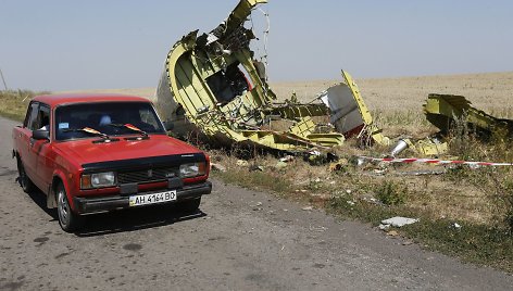 Raudonas žigulys prie numušto „Malaysia Airlines“ lėktuvo nuolaužų Donecke, Ukrainoje.