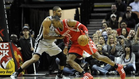 &bdquo;Rockets&ldquo; puolėjas Dwighast Howardas prie&scaron; &bdquo;Spurs&ldquo; žaidėją Timą Duncaną