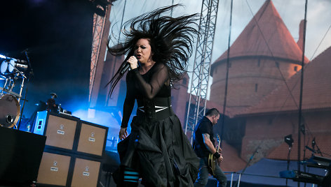 JAV roko žvaigždės „Evanescence“ Trakuose užkūrė pirtį – tamsi muzika drebino pilies sienas