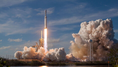 &bdquo;SpaceX&ldquo; sėkmingai paleido galingiausią pasaulyje raketą