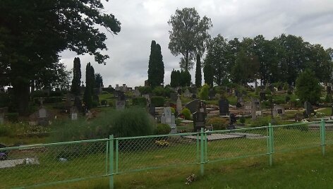 &Scaron;e&scaron;tadienio vidurdienį artimųjų kapo aplankyti atvykę žmonės nustėro &ndash; jie pastebėjo, kad kapinėse nuo kapo pavogtas juodos spalvos antkapis.