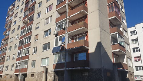 Į antrame auk&scaron;te esantį butą pareigūnai pateko per kaimynų balkoną