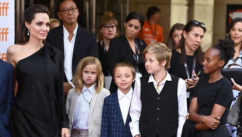 Angelina Jolie su vaikais (i&scaron; kairės) Vivienne, Knoxu, Shiloh ir Zahara