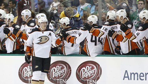 Corey Perry su komandos draugais