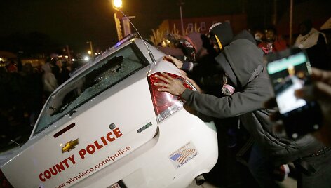 Protestuotojai Fergusone bando apversti policijos automobilį