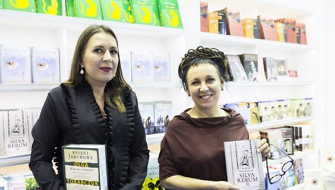 Kristina Sabaliauskaitė su rašytoja, „Man Booker International“ premijos laureate Olga Tokarczuk, Krokuvos knygų mugėje