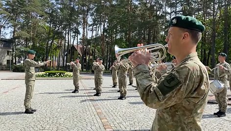 Sausumos pajėgų orkestras išreiškė palaikymą „The Roop“