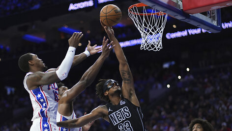 Lonnie Walkeris (kairėje) sugrįžo į NBA