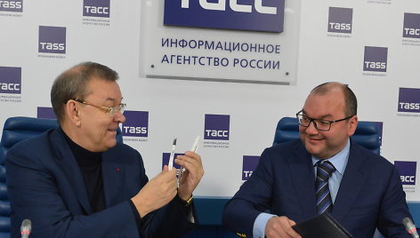 Maskvos Didžiojo teatro generalinis direktorius Vladimiras Urinas (K) ir agentūros TASS generalinis direktorius Sergejus Michailovas.