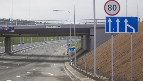 Atidaryta Vilniaus vakarinio aplinkkelio atkarpa iki Pilaitės prospekto.