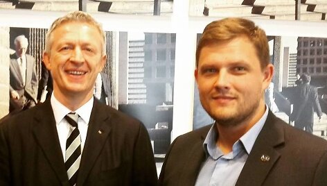 S.Banys (de&scaron;inėje) su &bdquo;Rugby Europe&ldquo; prezidentu O.Morariu