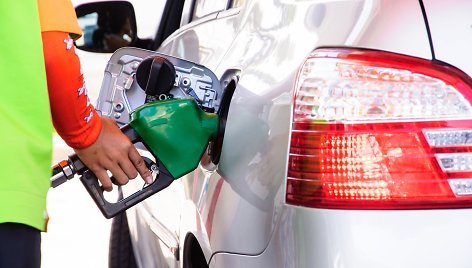 Degalų kainos Lietuvoje toliau mažėja: benzino ir dyzelino kaina beveik susilygino
