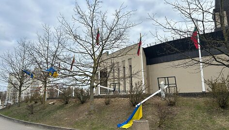 Mažeikiuose nuversti ir sulaužyti stulpai su Ukrainos vėliavomis