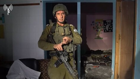 Izraelio kariuomenės atstovas spaudai Danielis Hagari rodo atrastą &bdquo;Hamas&ldquo; vadavietę