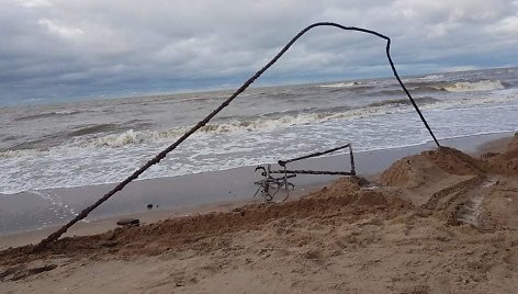 Melnragėje po audros atsirado metalo krūva. Spėjama, kad jis galėjo kelis dešimtmečius būti po smėliu.