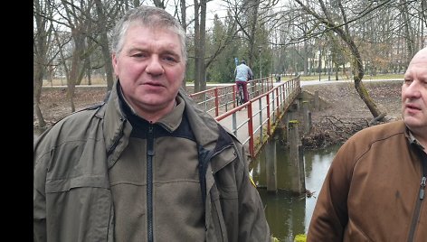 Gelbėtojais tapę šilutiškiai kolegos aplinkosaugininkai Mindaugas Mačiulis (kairėje) ir Vitalijus Gutauskas.