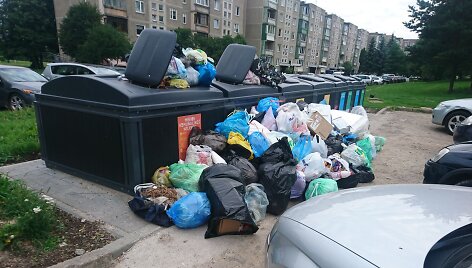 &Scaron;iuk&scaron;lių perpildyti naujieji konteineriai Sukilėlių prospekte Kaune