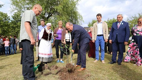 Padauguvos bendruomenė Andriaus Gudžiaus garbei pasodino ąžuolą