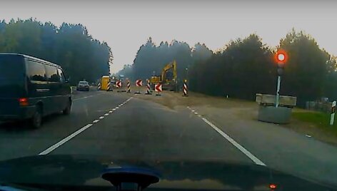 Važiuoja per raudoną &scaron;viesoforo signalą