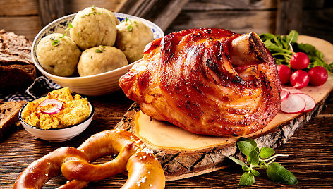 „Schweinshaxe“ – ilgai kepama vokiška kiaulienos karka su traškia odele