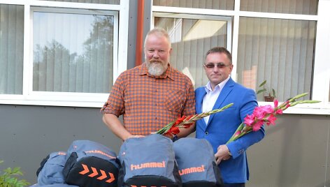Fondo &bdquo;Sporto viltys&ldquo; vadovas Rolandas Markinas ir akcijos iniciatorius Vytaras Radzevičius &bdquo;Ryto&ldquo; progimnazijoje