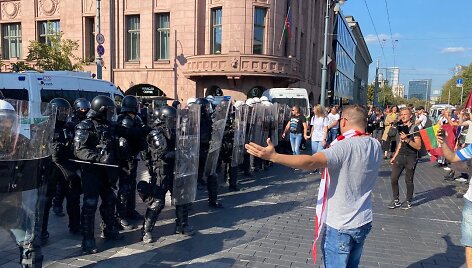 Dalis mitinguotojų i&scaron; Katedros aik&scaron;tės patraukusių link Seimo