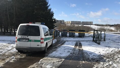 Jonavos policija prie konteinerių, į kuriuos i&scaron;mestas kūdikis 