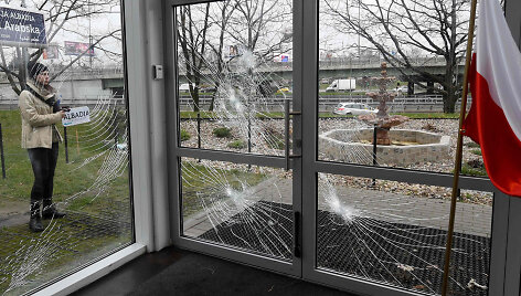 I&scaron;daužtas langas Musulmonų kultūros centre Var&scaron;uvoje