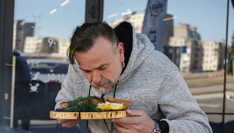 Dainius Martinaitis gimtadienį atšventė ruošdamas žuvį