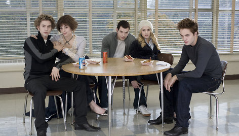 Jacksonas Rathbone'as, Ashley Greene, Kellanas Lutzas, Nikki Reed ir Robertas Pattinsonas filme „Saulėlydis“ (2008 m.)