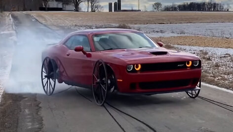  &bdquo;Dodge Challenger SRT&ldquo; uždėjo karietos ratus