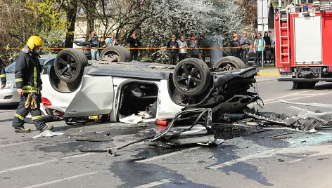 Sostinės centre i&scaron; stovėjimo aik&scaron;telės i&scaron;krito BMW