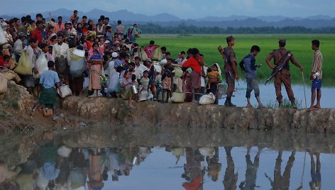 Persekiojami rohinjai iš savo šalies bėga į Bangladešą