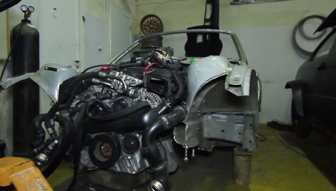&Scaron;oninio slydimo varžybos ruo&scaron;iamas BMW Z3