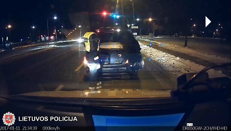 &Scaron;iauluose girta moteris vežė du vaikus