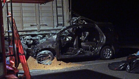 Popiežiaus Pranci&scaron;kaus giminaičių automobilis po avarijos.