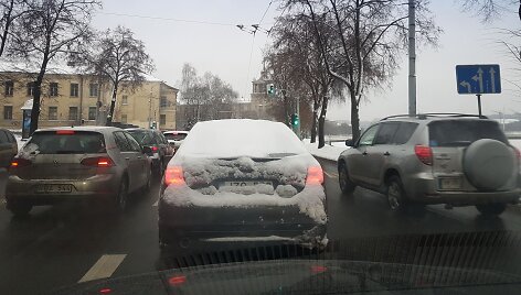 Automobilio galinis stiklas padengtas sniegu