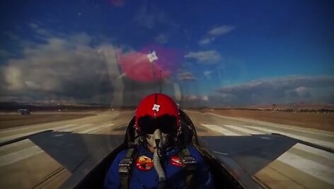 Turkų pilotai su naikintuvo F-16 parodė auk&scaron;tąjį pilotažą