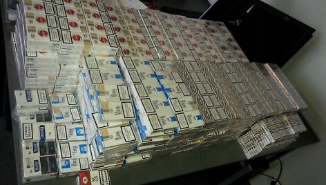 Kaunietės bute aptikta 1 608 pakelių įvairių nelegalių tabako gaminių, kurių vertė &ndash; apie 4 362 euro.
