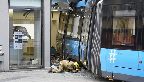 Tramvajus įlėkė į „Apple“ parduotuvę Osle