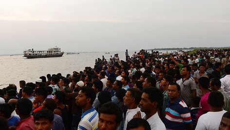 Banglade&scaron;e apvirto keltas su &scaron;imtais keleivių