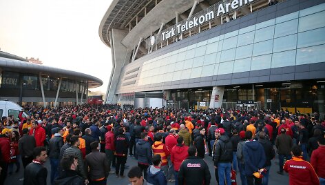 Sirgaliai Turkijoje prie stadiono