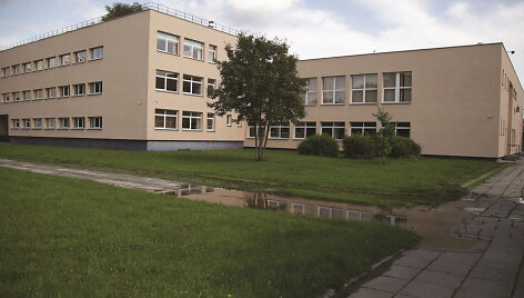 Prie&scaron; kiekvienus mokslo metus mokykla savo lė&scaron;omis aptvarko lauko aik&scaron;tyną, jo inventorių