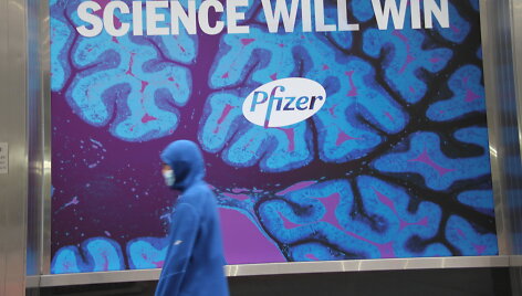 &bdquo;Pfizer&ldquo; logotipas ir užra&scaron;as &bdquo;Mokslas nugalės&ldquo;