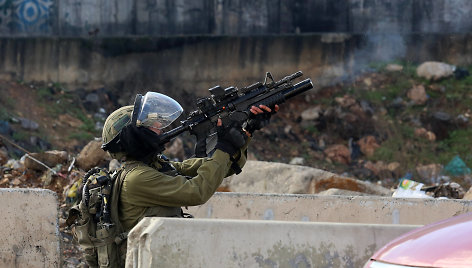 Izraelio karys taikosi į protestuojančius palestiniečius Vakarų Krante