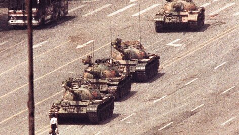 Pekine vyras užstojo kelią į Tiananmenio aik&scaron;tę važiuojantiems tankams (1989 m. birželio 5 d.)