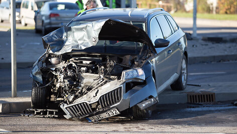 Vilniuje kaktomu&scaron;a susidūrė VW i&scaron; &bdquo;&Scaron;koda&ldquo;